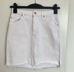 Jeanskjol från H&M  - Supersnygg jeanskjol från H&M i storlek small. 