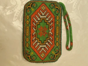 Festväska  - Fin festväska, tror det är 60-tal med tanke på fodret. Mått: 15,5*9,5*2. Vristlänken är 13,5 cm lång. Mycket fint skick. 