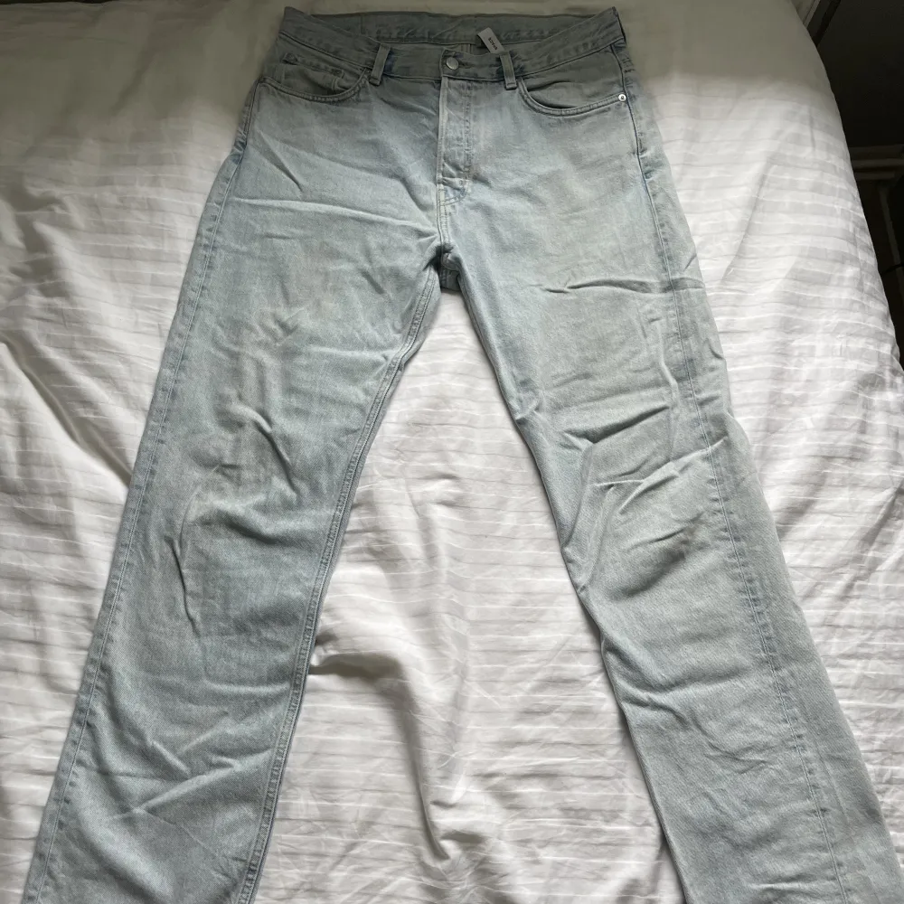 Ljusblå weekday space jeans.  Storlek w31 l34. Jeans & Byxor.