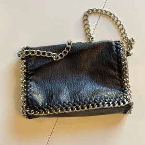 Tiamo väska  - Tiamo väska i mellan modellen. Ganska använd men ändå fint skick👍🏻