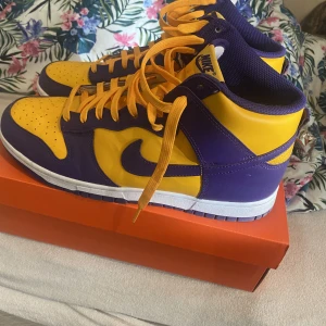 Nike Dunk High ’Lakers’ - Storlek 45,5 ( känns mindre )  Mycket bra skick endast använda va 4 gånger, inga creases . Ingen box tyvärr. 