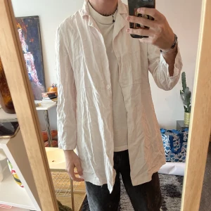 Vit skjorta typ - Skjorta? Jacka? Labbrock? Vitt tyg iallafall