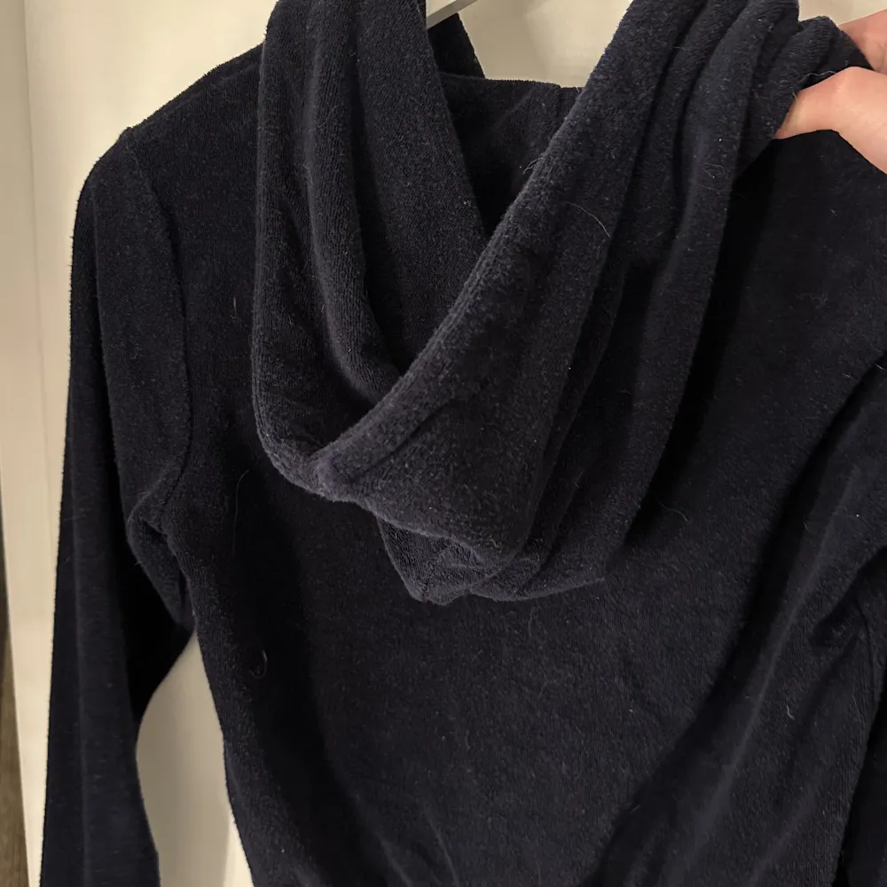 En mörkblå juciy tröja som inte kommer till användning längre säljer för 350 kr plus frakten. Köpt på deras egna hemsida.. Hoodies.
