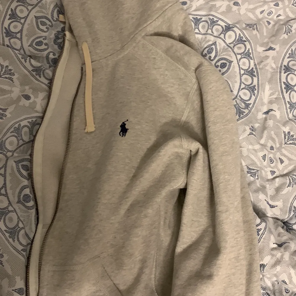 En grå Ralph lauren kofta i storlek S säljer den då den har blivit liten på mig. Hoodies.