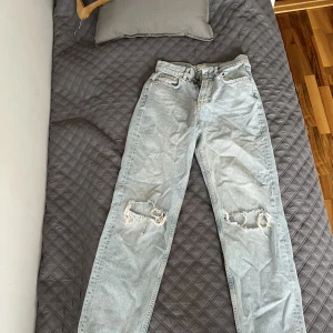 Gina tricot  - Sälljer mina helt oanvända jeans för att jag beställde hem alldeles för liten storlek