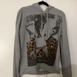 Hoodie med tryck - En super snygg och super skön hoodie med coolt tryck!!använda tyvärr inte längre där av säljs den 