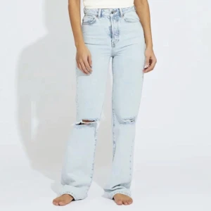 Straight jeans från bikbok - Straight jeans, jättefint skick!💘 midjemått 65cm innerbensmått 75cm