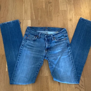 Lågmidjade jeans  - Lågmidjade jeans i midjemått 27 från 7 for all mankind! Säljer då dom aldrig kommit till användning och är därför i topp skick 