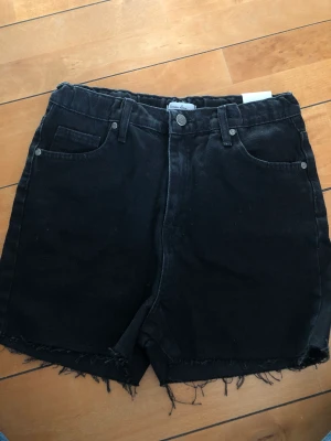 Svarta jeansshorts  - Svarta jeansshorts från ullared! Aldrig använda, lappen kvar!❤️