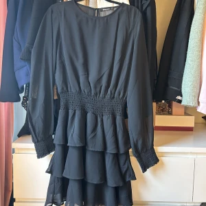 Svart fina klänning  - Endast använd en gång, mycket bra skick! Storlek 38.  Fraktillkommer