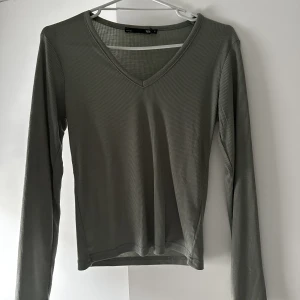 Basic tröja  - Basic tröja från lager som är v ringad. Säljer för 60kr 