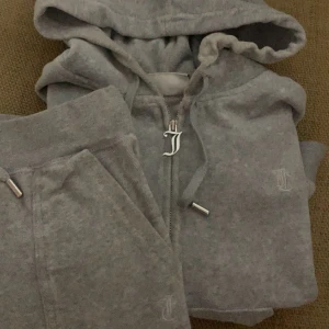 Juicy couture kofta   - Säljer min juicy couture kofta eftersom att den ej kommer till användning, i färgen silver marl🫶🏼🫶🏼 säljer även byxorna till kofta i en annan annons om intresserad💗 priset går att diskutera☺️