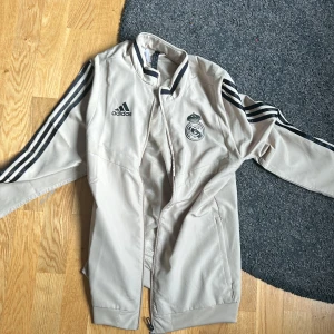 Real Madrid tröja  - Aldrig använt, den är i bästa möjliga skick och kan användas i alla väder men perfekt nu för våren och sommaren!