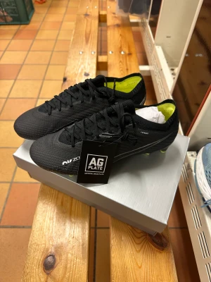 Nike fotbollsskor - Nike fotbollsskor i modellen ”zoom vapor 15 elite AG-PRO” i storlek 40.5. Nyskick, aldrig använda med prislappen kvar. Nypris 2949kr