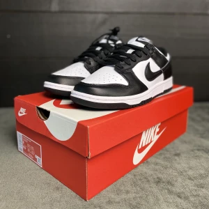 Nike Dunk Low Panda - Nike Dunk Low Panda  Helt Nya 10/10 Kontakta gärna mig vid  intresse/funderingar. Kika på vårt breda sortiment på insta ’crepstopse’