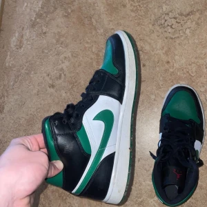 Jordan 1 green Toe - Tvär feta gröna Jordan 1s!  Inte direkt creasde och fortfarande väldigt vita. Inte tvättat dom eller så. Vill bara bli av med dom💚