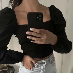 Tröja - Säljer denna snygga ribbade tröja med puffärmar då den inte kommer till användning🤩🤌🏼💓 (Lånade bilder)