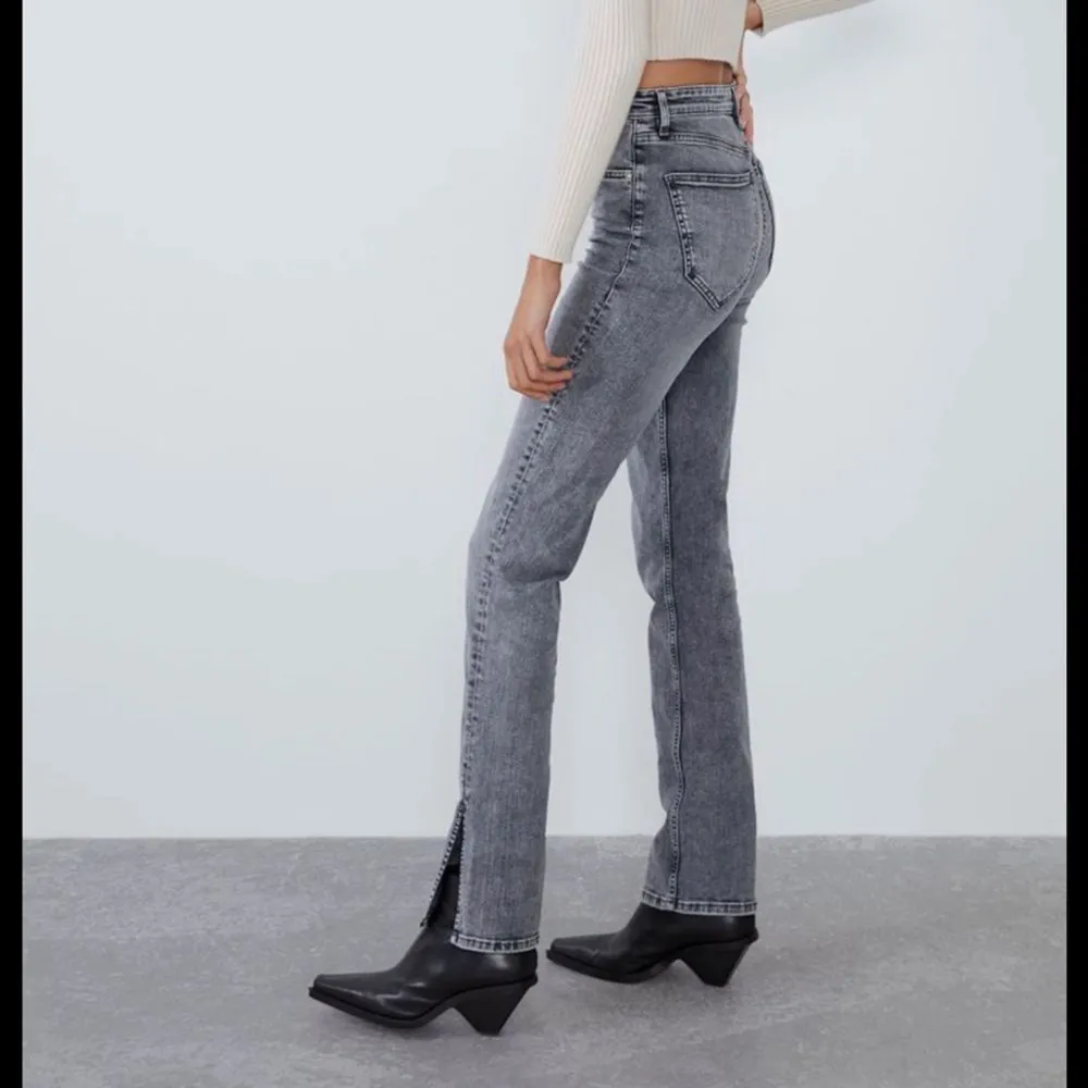 Split straight jeans från zara. Känns mer som storlek 40. Nästintill helt nya. Förstora för mig. Kan mötas upp i sthlm. Jeans & Byxor.