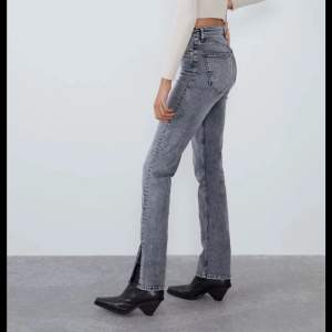 Split straight jeans från zara. Känns mer som storlek 40. Nästintill helt nya. Förstora för mig. Kan mötas upp i sthlm