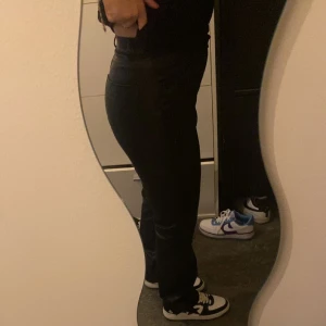 Skinnbyxor  - Svarta skinnbyxor  Säljer pga att Dome lite tajta vid midjan  Aldrig använda  Köpta från Shein  PRIS KAN DISKUTERAS 