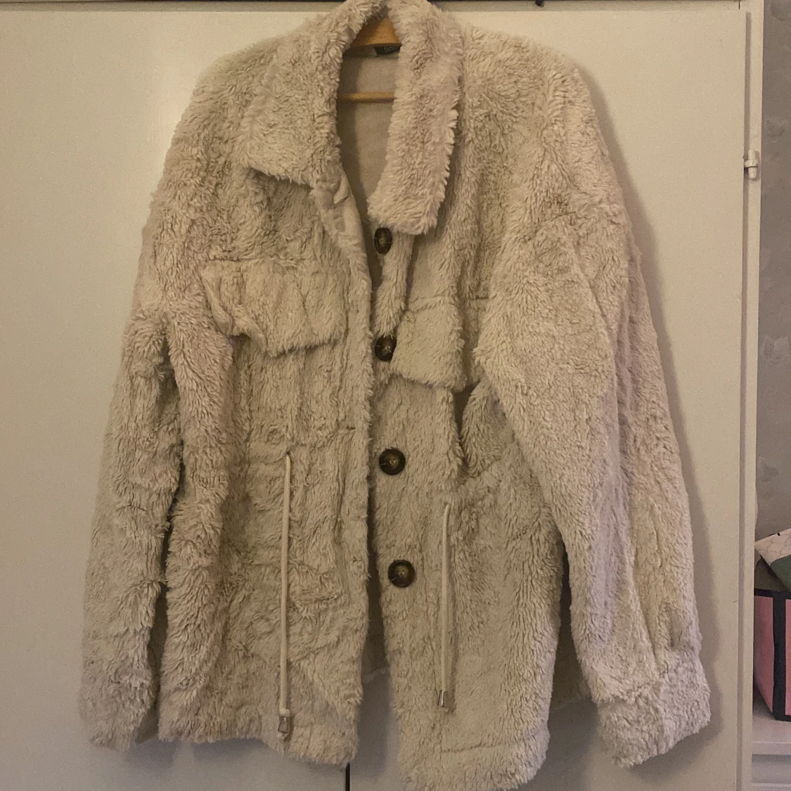 Vit fluffig jacka