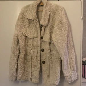 Vit fluffig jacka - En fluffig jacka som passar till hösten samt vintern. Använt ett få par gånger men känner att det dags för ett slut. Inga hå eller nåt liknande, fint skick