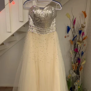 Balklänning - En festklänning som använts 1-2 gånger. I bra skick. Kontakta mig innan ni trycker på ”Köp nu”, tack!