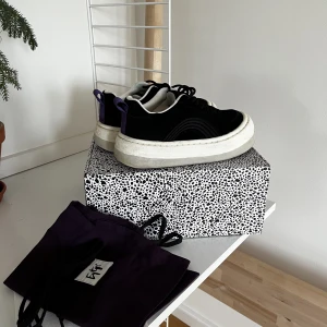 Sonic Suede Black - Eytys sneakers  - Säljer mina snygga sneakers från Eytys för halva priset! De är använda fåtal gånger och i fint skick. Skolråda från Eytys, dustbag och tillkommande oanvända skosnören i annan modell medföljer.  Modell: Sonic Suede Black  Storlek: 37 Inköpspris: 2200kr 