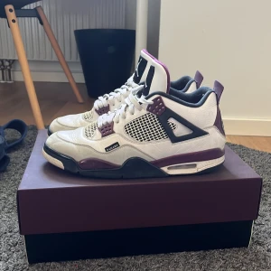 Jordan 4 psg - Snygga Jordan 4:s psg! Använda bra och skicket ligger på 7,5/10! Jag tvättar skorna innan försäljning så de ser rena ut** :)  Storlek 45,5 men passar mina 44 fötter! Skorna går för ca 5500 på goat i samma storlek (samt stockx) pris kan diskuteras! 