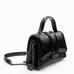 Svart väska  - Säljer denna snygga väskan från zara!! Skriv för fler bilder eller vid frågor!