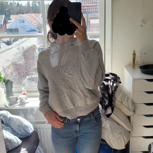 Grå hoodie - Fint grå hoodie. Sparsamt använd. Säljes pga brist på användning. Hör av dig vid frågor/funderingar alt fler bilder🥰