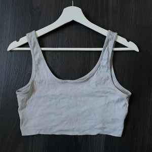 Linne - Croppat linne från H&M Jag brukar ha S/M och kan ha den trots att den är L