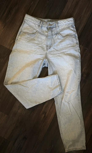 Jeans - Jeans från H&M med detalj vid midjan