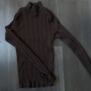 Tröja  - En tröja från Gina Tricot Supersvår att fota då stretchen gör så tröjan krymper ihop, men superfin och med en kort krage