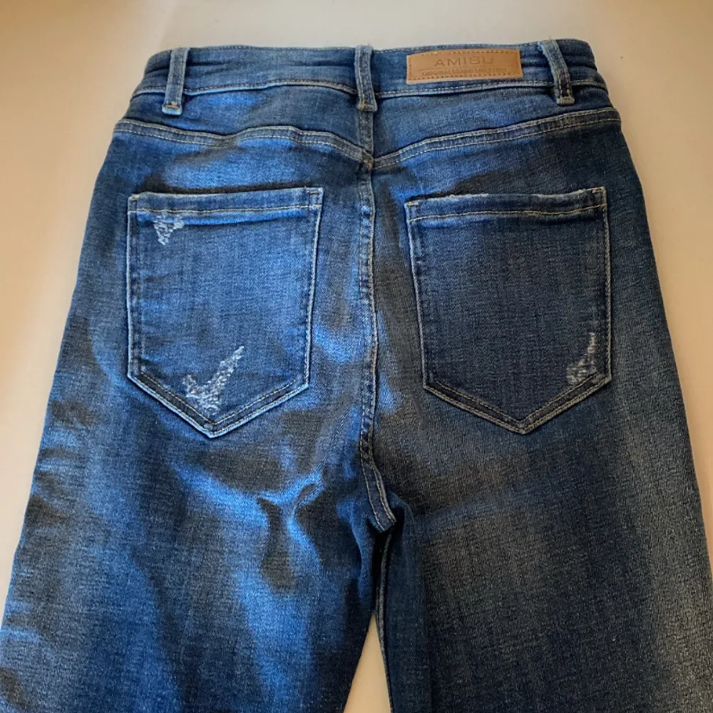 Helt nya jeans från i storlek 26 vilket jag antar är xs/s eftersom det är det som passar mig. Man får jättefin 🍑i dom!!! Vid fler frågor skriv till mig! Går ner i pris med köp av annat🫶🏽. Jeans & Byxor.