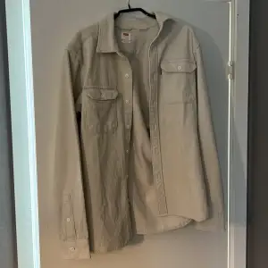 Levis skjorta storlek S Nypris:800 Säljs för:350 Använd 1 gång