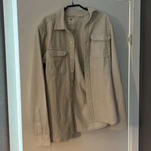 Levis - Levis skjorta storlek S Nypris:800 Säljs för:350 Använd 1 gång