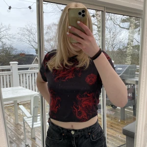 T-shirts  - Svart med röda drakar. Märkt 0XL men upplevs som en S, liten M