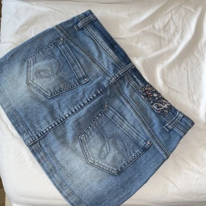 Demin kjol - Säljer en lågmidjad kjol i storlek 36. Inte andvänd mycke 💗