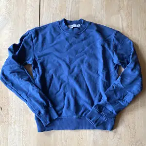 Blå sweatshirt från NA-KD i strl xxs, skulle säga att den passar även strl XS och S! 