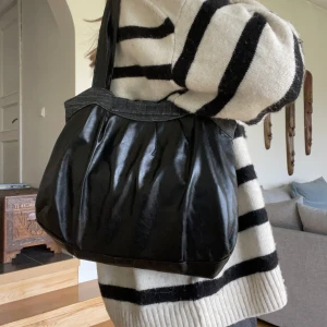 Svart handväska  - TYGET GLITTRAR längst upp (syns lite i kameran! Väldigt diskret men det glittrar💖 har FÖR många väskor…. Lyckas alltid bli så hehe så behöver tyvärr göra mig av med denna! Perfekt till en utekväll eller till skolan, i superskick💖