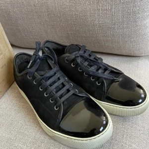 Lanvin skor - Riktigt schyssta lanvin skor i marinblå/svart färg. Dem är storlek 6Uk som motsvarar runt 40 men passar mig som har storlek 43. Har  massor av fler bilder så bara o skriva. Knappt använda.