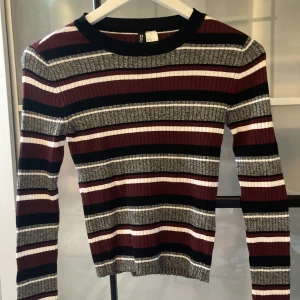 Randig tröja - En så fin trendig tunnare randigtröja i vin röd, vit, svart och grå som har använts 1 gång. Slutsålt på h&m💗