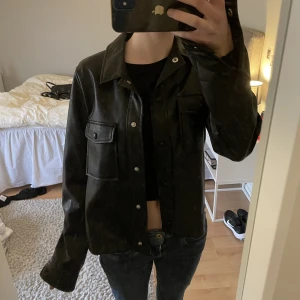 Jacka - Fin jacka jag aldrig använder💕Rätt så tunn så passar perfekt nu till våren!