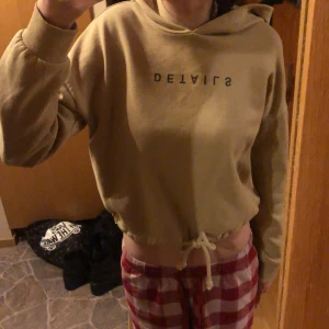 Hoodie till säljes!!  - Hej, jag säljer en hoodie från Gina tricot som jag köpte för några år sen. Tror ej den finns kvar och nu är jag inte längre intresserad av den vill jag sälja den. Säljes för originalpris som var ungefär runt 249-250 kr. Kontakta mig här för intresse. 