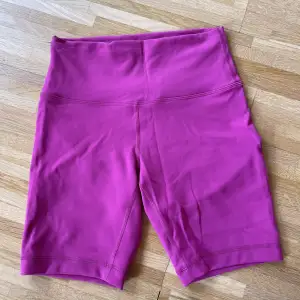 Lululemon shorts i ceris färg som inte har använts☺️