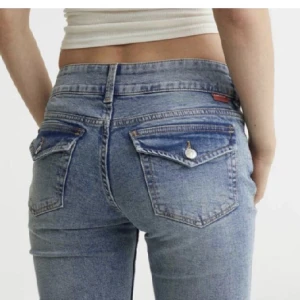 Low waisted jeans - Säljer mina HM jeans❤️Storlek 40, men passar nog 38 också🥰hål på insidan av jeansen vid knapparna för att trä igenom ett resårband men syns inte alls när jeansen är på!