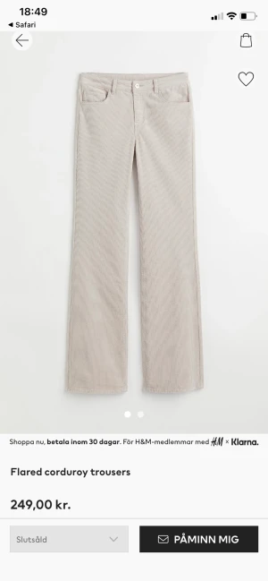 Beiga Manchester Byxor - Säljer ett par beiga Manchester byxor som är slutsålda i storlek 34. Säljer då de inte har kommit till användning, alltså i nyskick! Köpare står för frakten men pris kan diskuteras!💗