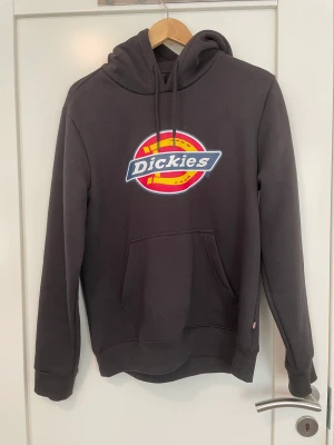 Dickies hoodie - 10/10 skick, riktigt bekväm, köpt på Junkyard🫶🏼