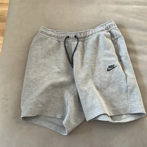 Nike tech fleece shorts st M - Väldigt bra skick. Mest legat i garderoben. St M. Nypris 749. Mitt pris 250kr. Pris kan prutas vid snabb affär. 